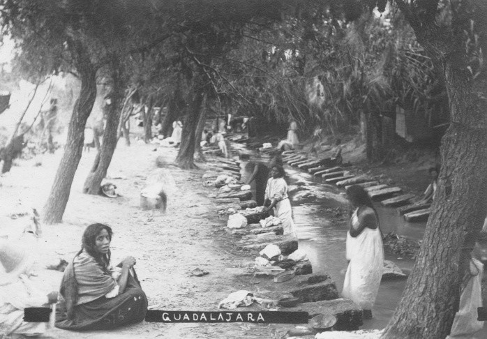 Mujeres indígenas lavando ropa en el río San Juan de Dios. EL INFORMADOR/ ARCHIVO 